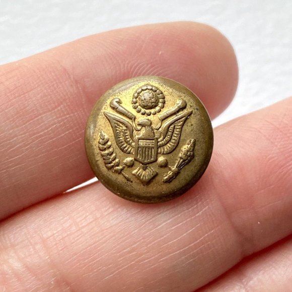 Vintage Post 1902 US Army Great Seal Uniform Button 15mm Gold Fechheimer Bros - Picture 2 of 4